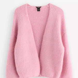 Ljusrosa stickad kofta från Lindex - Supermjuk och fluffig ljusrosa stickad kofta från Lindex. Jätte mysig nu i höst. Andvönder fåtal gånger❤️