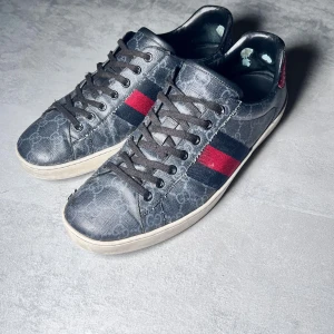 Gucci ace skor - Gucci ace skor | Skorna är använda och slitningar finns men dem har fortfarande mycket kvar att ge | Storlek UK 9 1/2 vilket motsvarar ca 43-44. 