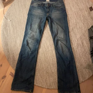 Mörkblå bootcut jeans - Snygga jeans med låg midja