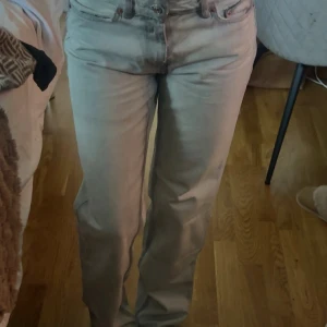 Ljusgrå jeans från Perfect Jeans - Säljer ett par ljusgrå jeans från Perfect Jeans i rak modell. Jeansen har klassisk femficksdesign, normal passform och är tillverkade i mjukt denimtyg. Perfekta för dig som gillar en enkel och clean look.