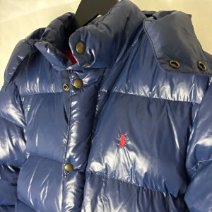 Ralph Lauren vinterjacka  - Mycket fint skick! Storlek XL barn passar S/XS. Modellen är 185, den är liten. Jag är 178 och den sitter lite stork på mig.