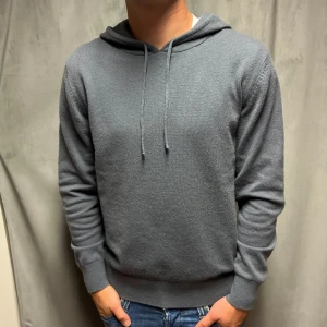 Kashmir hoodie - Mörkgrå/blå Kashmir hoodie | Storlek S | Modellen är 177cm lång | Endast använd 1 gång, därför nyskick | Hör av dig vid frågor🌟