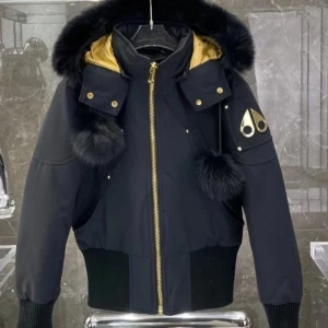 Moose knuckles jacka - Jacka, ny oanvänd. Säljes på.g.a Falköping. Kort modell. Storlek s. Bvsa