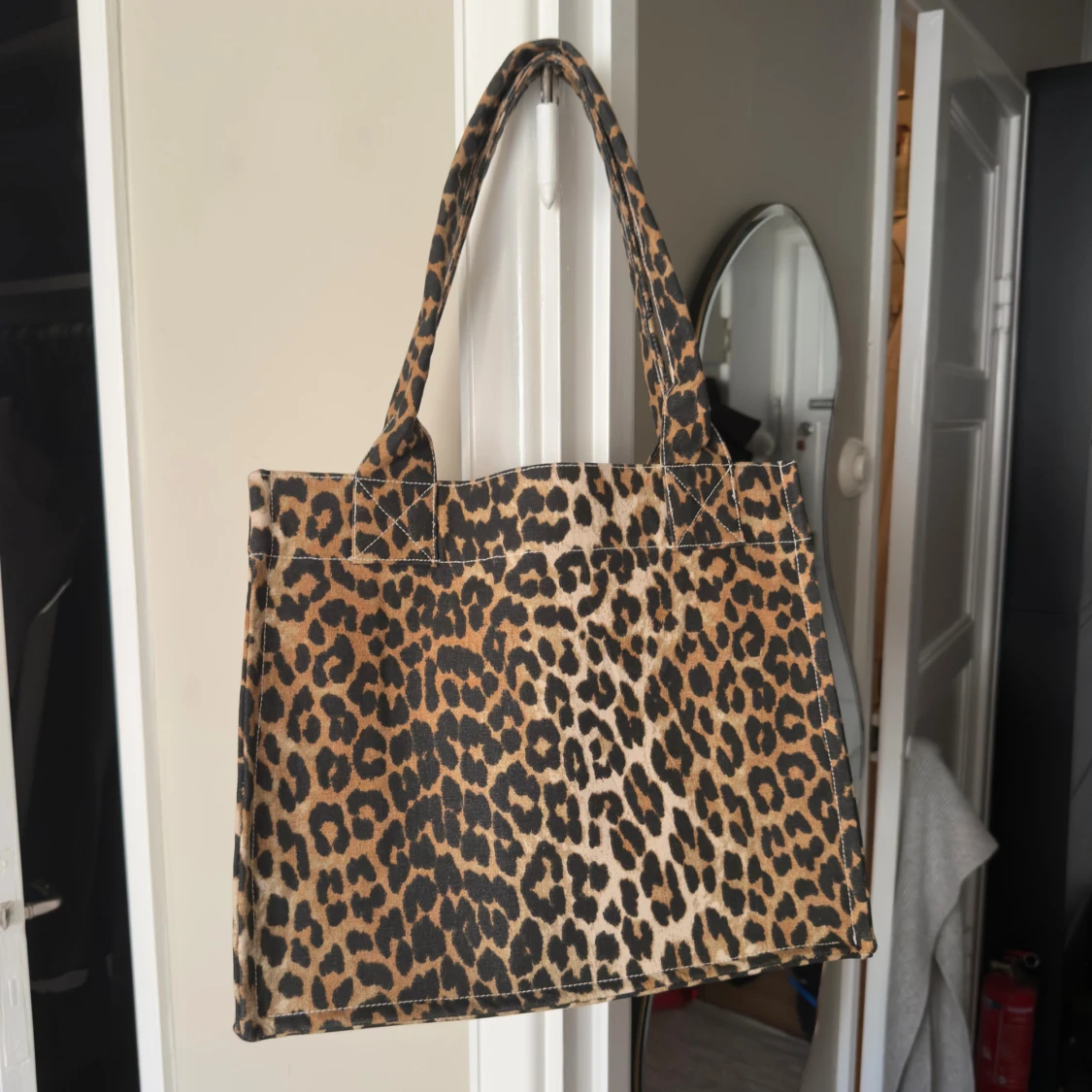 Leopardmönstrad shoppingväska från Ganni - 1