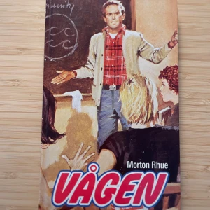 Vågen - En spännande bok om ett experiment i en gymnasieklass där eleverna får uppleva hur lätt det är att dras med i grupptryck och disciplin. Perfekt för dig som gillar berättelser om samhälle, historia och starka känslor i skolmiljö.