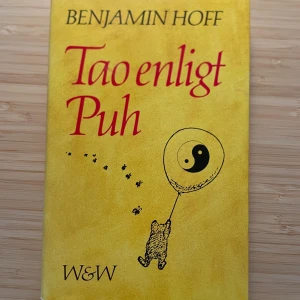 Tao enligt Puh - Upptäck hur Nalle Puh och hans vänner förklarar taoism på ett enkelt och charmigt sätt. Perfekt för unga vuxna som vill ha livsfilosofi med humor och välkända karaktärer. En bok som inspirerar till att leva mer avslappnat och äkta.