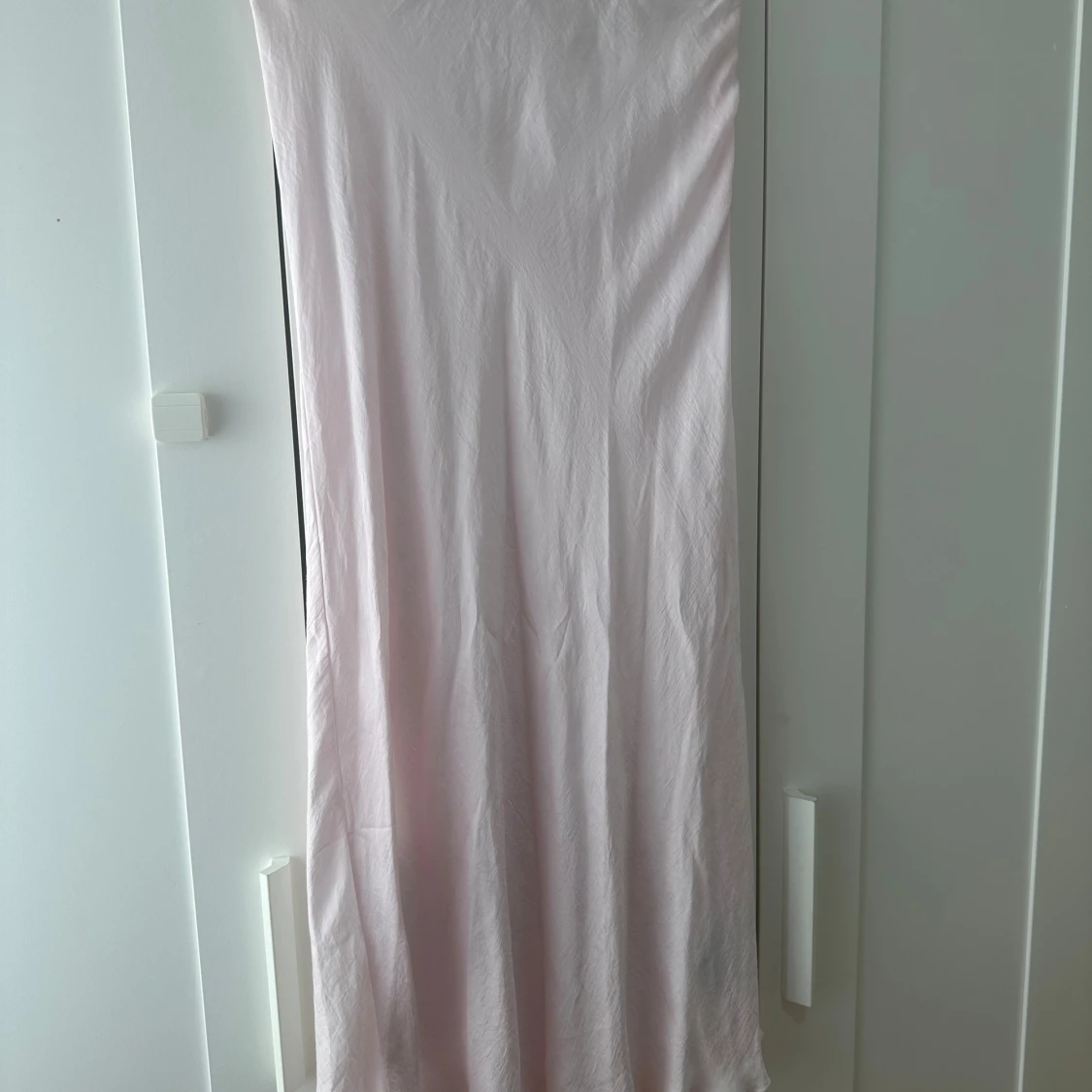 Ljusrosa långkjol i satin