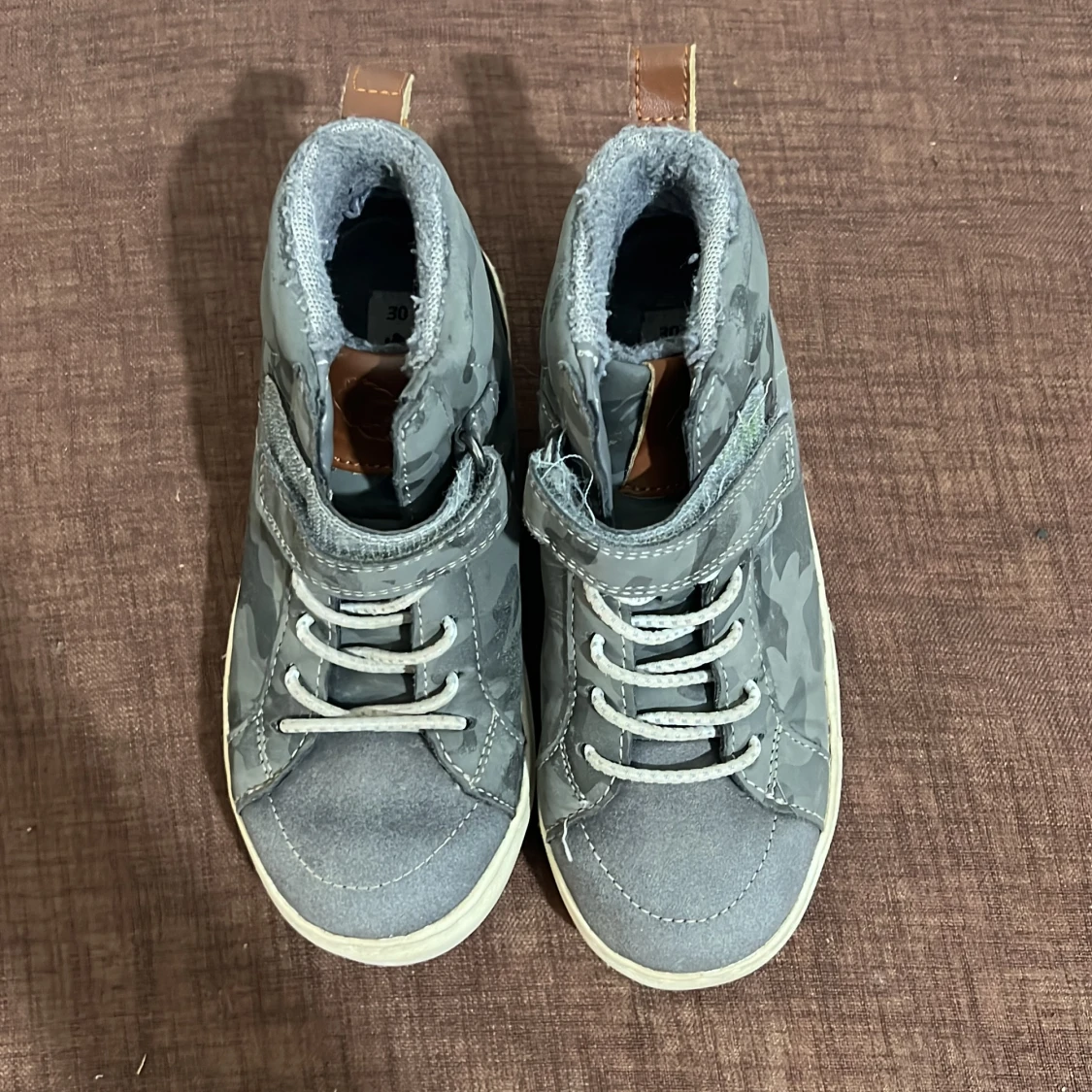 Grå camo sneakers med snörning