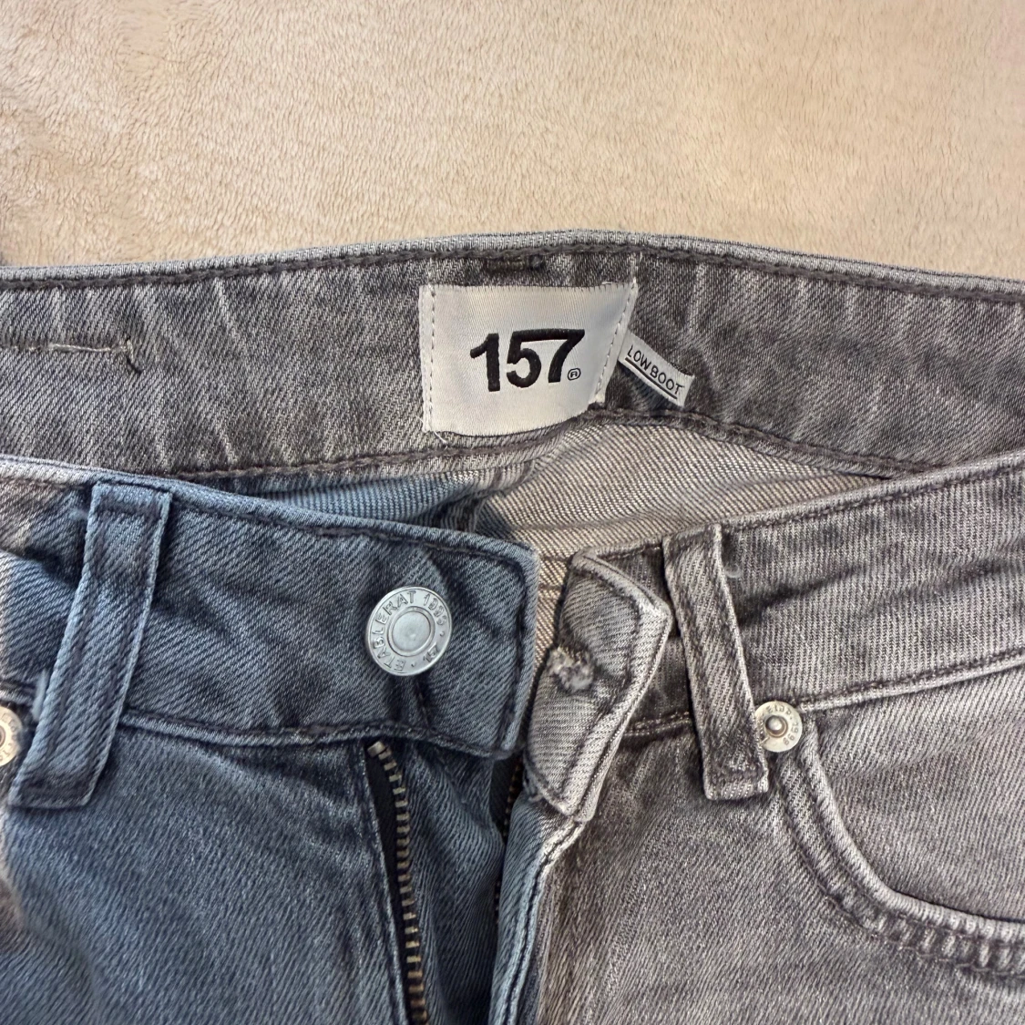 Grå bootcut jeans från 157 - 1