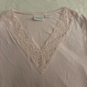 Långärmad spets tröja - Spets tröja från Gina! Endast använd 1 gång så väldigt bra skick, sitter bra i armar och överlag på mig som är 170. Om ni har några funderingar är det bara att fråga! Nypris: 300 kr mitt pris: 150 kr.😊