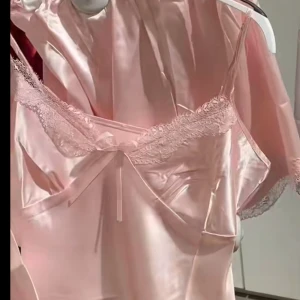 Missäy rosa satin set  - Supersöt pyjamas set i rosa satin från missäy, aldrig använd! Den är i storlek xs/s o fungerar även som xxs