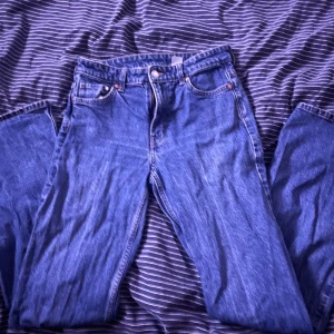 Blåa jeans - Snygga och sitter bra här inge hål eller så. Fint skick