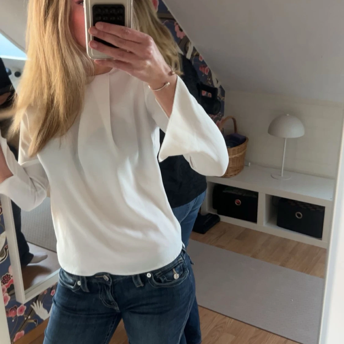 Vit blus med vida ärmar