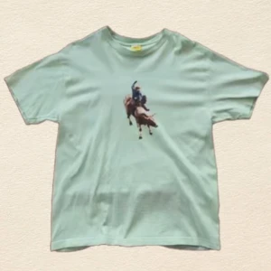 UNIK GOLF WANG TYLER THE CREATOR T-SHIRT - Unik tröja från GOLF WANG, märke av artisten Tyler the Creator. Köpt via mystery box. Mintgrön t-shirt med coolt tryck av en rodeoryttare på tjur mitt på bröstet. Oversized i storlek.