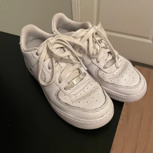 Nike Air Force 1  - Klassiska Nike Air Force 1 som är i bra skick har använts några gånger. Det är storlek 37.5 men kommer passa de som har 37 och de har inga hål eller liknande