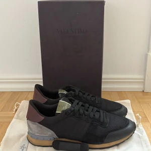 Valentino Rockrunners - Valentino Rockrunners | Svarta | Skick - 9/10 - nyskick | Storlek - 43 | Äkta | Box, 2 dustbags + extrasnören ingår | Nypris - 7000kr+ | Hör av er vid frågor eller funderingar 🙌