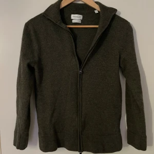 Mörkgrön merinoulls zip - Säljer en stilren mörkgrön kofta från These Glory Days i mjuk superior merinoull. Perfekt för lager-på-lager och passar till allt. Står L men sitter som en XS/S🙌