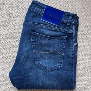 Jacob cohën jeans style 622 - Jacob cohën jeans style 622 .  Storlek W34 , modellen är 180 cm och 75 kg. Mått A: 43  cm, B: 97 cm. Kom med frågor!  Extremt clean back tag! Inga defekter som inte syns på bild ☺️