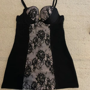 Snygg lace korsett-klänning - 36C Length: 53cm Waist: 34cm x2 Cup:↕️13cm↔️14cm