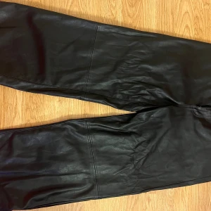 Lackbyxor storlek L - Fina Lackbyxor som knappt blivit använda. Har haft på mig dem 1 gång och sen har det bara hängt i min garderob. 