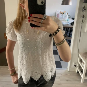 Vit blus med spetsdetaljer - Supersöt vit blus med kort puffärm från Zara💕💕