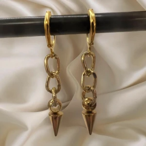 Nit örhängen - 1 st= 59kr 2 st= 89 (finns även i silver) 