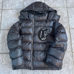 Corvidae jacka  - Säljer min corvaidae jacka jätte fint skick, armarna och luvan går o ta bort så man kan ha väst, storlek är M. Hör av dig vid intresse