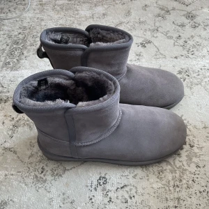 Gråa uggs - Superfina gråa uggs liknande skor. Från märket Linear i storlek 37. Använda ca 2 gånger.