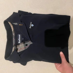 Mörkblå pikétröja från Barbour - I nyskick, använd 1-3 gånger. 