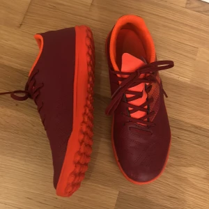  fotbollsskor  - Säljer ett par  fotbollsskor från Kipsta. Skorna har snörning, rund tå och en platt sula med mönstrad undersida för bra grepp. ( innesko ) pris kan diskuteras! 