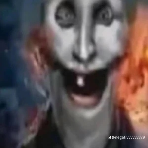 Svart skinnjacka med klassisk look - Snygg svart skinnjacka med klassisk krage och dragkedja framtill. Jackan har en tidlös design som passar perfekt till jeans eller klänning. Perfekt för dig som vill ha en edgy och stilren vibe.