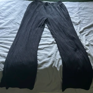 Svarta ribbade byxor  - Svarta ribbade byxor från Lager 157 med elastisk midja. De är storlek S och är jättesköna att ha till hösten och vintern💕