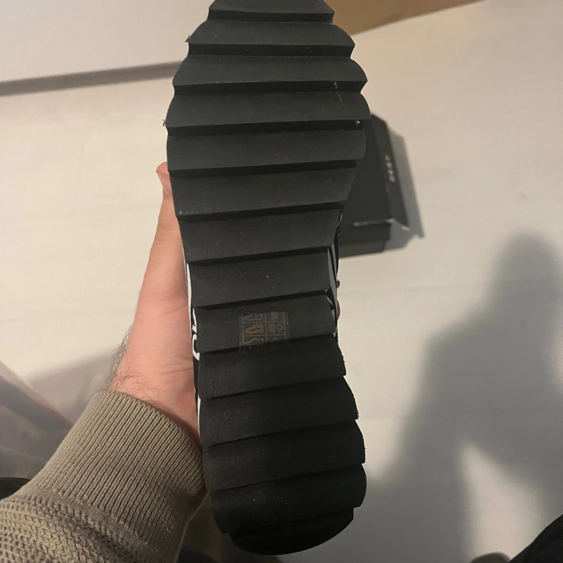 Svart-vita slip-on sneakers från DKNY - 2