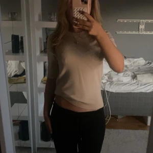 Stickad T-shirt - Säljer en finstickad T-shirt från lager 157 för 20 kr