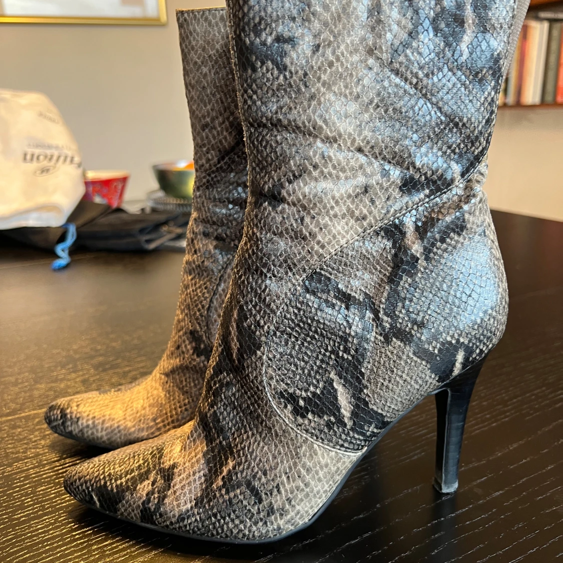 Nine West boots med ormskinnsmönster och klack