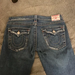 true religion jeans - lågmidjade bootcut jeans från True Religion, midja 42 tvärs över, innerben 77 