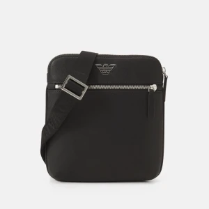 Armani Axelväska - Säljer för att jag inte använder den längre, köpt för 1700kr på Zalando. Säljer för 750, Fler bilder kan självklart fixas. Skick 9/10 inga konstigheter allt är som det ska