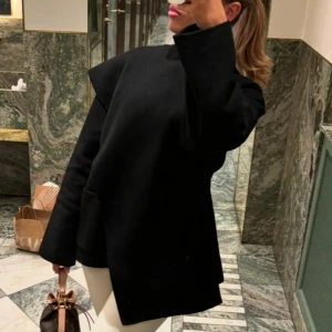 Svart kappa med halsduk från zara - Säljer en svart kort kappa med halsduk. Jackan har en minimalistisk design och är perfekt för dig som gillar en clean och modern look. Passar snyggt till både jeans och kostymbyxor.