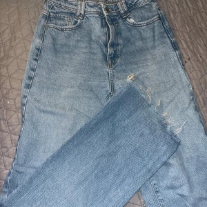 Zara jeans - Zara jeans med klassisk design och mid waist. Används några gånger Fortfarande i bra skick! 