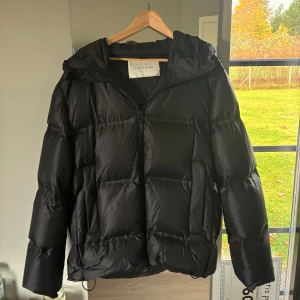 A Day’s March - Yangra Puffer Jacket - Säljer denna snygga o stilrena puffer jackan från A Day’s March, i nyskick. Säljer den då den var för stor. Nypriset på denna är ca 3000 men jag säljer den för mycket mindre.
