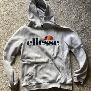Grå Ellesse hoodie  -  grå hoodie från Ellesse. I gott skick!