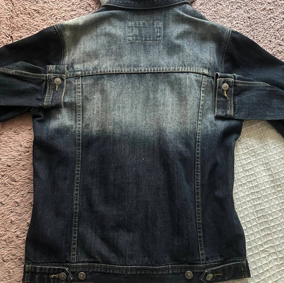 Svart jeansjacka med grå hoodie - 2