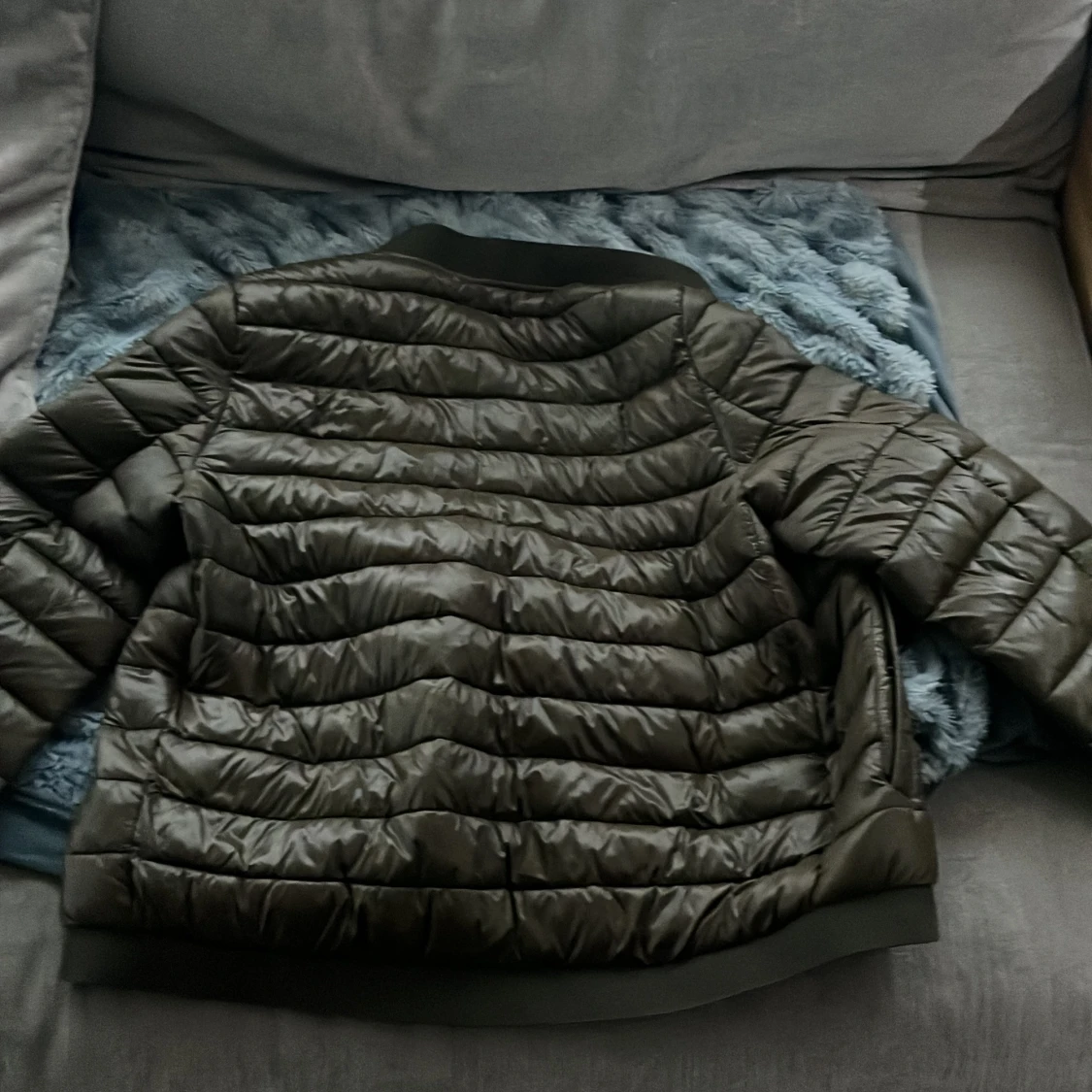 Olivgrön pufferjacka från Guess M - 2