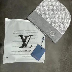 Mössa - Helt ny, skriv om du är intresserad.