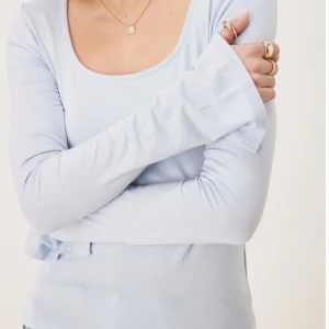 Söt  topp - Säljer min jättesöta topp. Älskar färgen!! Skriv privat för fler bilder! Pris kan diskuteras!💗