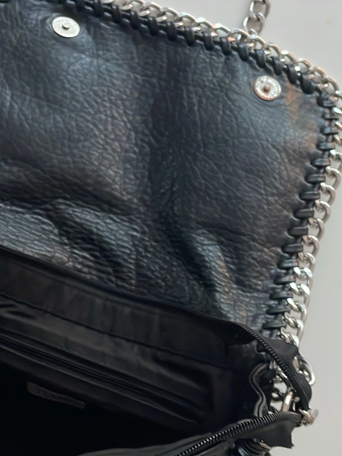 Svart axelväska med kedjedetaljer - 1