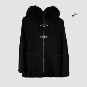 ZARA Jacka 🖤 - Mysig svart jacka från ZARA 😊🖤Har två äkta framfickor och stängs med dragkedja och tryckknappar. Rak passform med avtagbar fuskpälsluva. Storlek XL, passar även L (mått tvärsöver 114cm, längd 72cm) 📏I bra begagnat skick förutom att vänstra fickan har en reva på sidan, men fickan funkar fortfarande som vanligt. Köp nu 💌  ⚠️Nypris låg på lite över 1000kr så godkänner inga prisförslag då den redan säljes väldigt billigt ⚠️