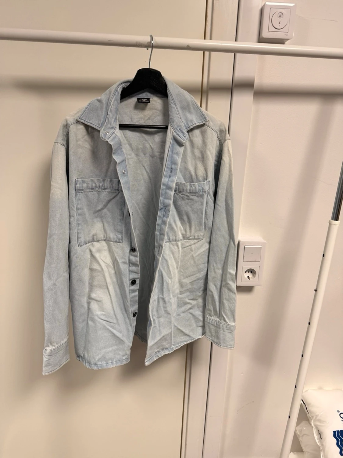 Ljusblå jeansjacka med Los Angeles-tryck