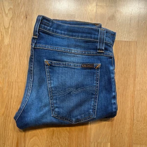 Nudie Jeans - Säljer dessa Nudie Jeans. Dem är i ny skick och har inga defekter. Dem är blå och är W28 L32. Dem är slimfit! Skick dm om du har frågor eller vill ha mer bilder! PRISET KAN DISKUTERAS!