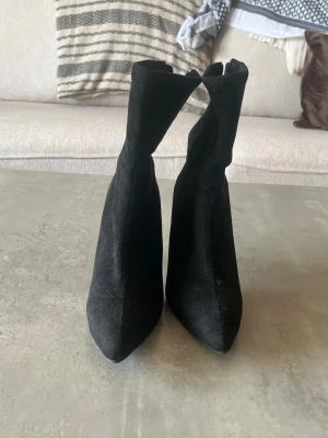 Svarta stövletter med klack - Säljer ett par svarta stövletter med smal hög klack. Storlek 39